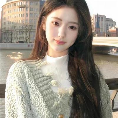 给小酒馆女子喝高杯酒